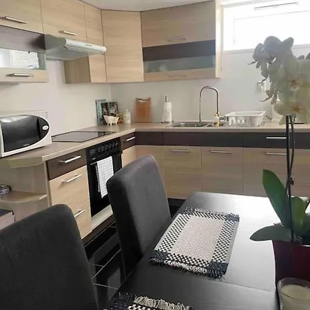 Apartment Cozy Ground Floor In Nature, By Driving 300 Metres Of Gravel Road On Top Of The Hill